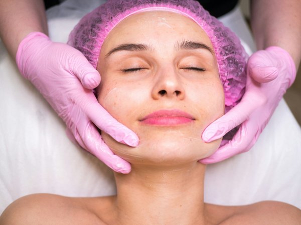 Quelles routines de soins visage sont les plus efficaces contre le vieillissement cutané prématuré?